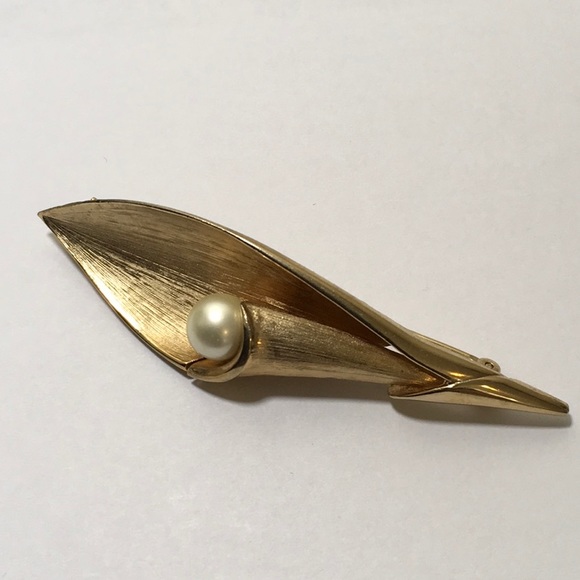 Kramer Jewelry - Vintage Kramer Lily Brooch